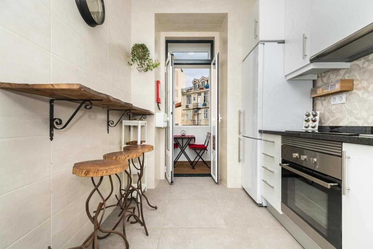 Retro M2 R4 - Lovely Double Room With Shared Bathroom Lisboa Екстериор снимка